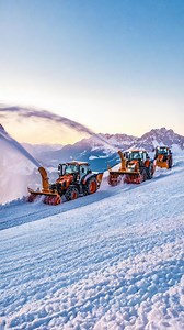 ❄️ Le froid s’installe, mais vos travaux n’attendent pas. Les séries M Kubota, adaptées aux collectivités, vous accompagne partout. De 60 à 170ch, trouvez le modèle qui vous convient : robuste, polyvalent et prêt pour chaque saison. #tracteur #kubota #kubotatractor #agriculture | Kubota France