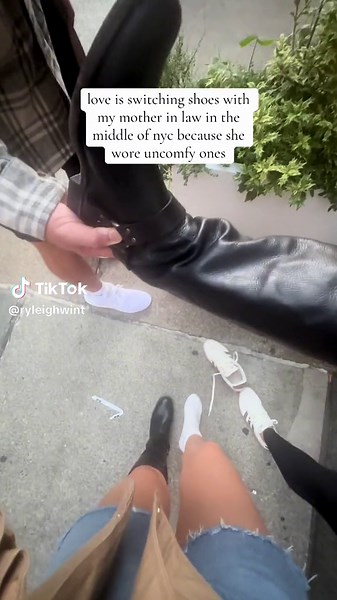 Women Going Sockless in NYC: Fashion Freedom