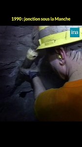 Le 1er décembre 1990, deux équipes venues de France et de Grande-Bretagne se retrouvent à mi-chemin sous la Manche. Quelques centimètres de craie bleue, une poignée de main, un vent violent… et un moment d’histoire. ⏪ En 1990, les marteaux-piqueurs de Philippe Cosette et Robert Graham Fagg ouvrent symboliquement la galerie qui reliera Calais à Folkestone. Drapeaux qui flottent, cadeaux, champagne : une scène historique à 40 mètres sous la mer. #TunnelSousLaManche #Europe #INA #Archives | INA