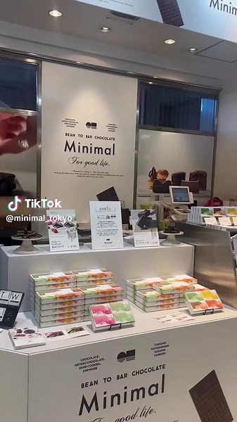 ガトーショコラの食べ比べなどが人気のミニマルが、羽田空港に期間限定で出店中！ Now open for a limited store at Tokyo Haneda Airport! 1月10日（金）～4月8日（火）の間、「羽田空港第１ターミナル2階 スタースイーツ」に期間限定で出店します！ 羽田空港初出店です！ チョコレートサンドクッキーや板チョコレート、ラングドシャなど、お手土産におすすめの商品をご用意しました。 Made in Tokyoのチョコレートを、ぜひ東京土産や出張土産にどうぞ。 旅のお供にぴったりな、小腹を満たす個箱入りのサンドクッキーなどもご用意して、皆さまのご来店をお待ちしております！ ┈┈┈┈┈┈┈┈┈┈ 場所 羽田空港 第1ターミナル 2階 マーケットプレイス 11 出店期間 2025年1月10日（金）～2025年4月8日（火） 営業時間 7:00～20:00 ┈┈┈┈┈┈┈┈┈┈ Now open for a limited time at Tokyo Haneda Airport! From January 10 (Fri) to April 8 (Tue