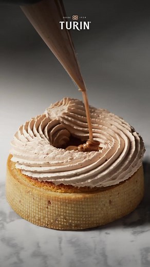 El exquisito chocolate TURIN, ahora en ricos macarrones y tartas cremosas; ideales para un regalo dulce. ¡Solo en TURIN Experience para este San Valentin! ❤️ | Chocolates Turin