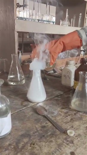 smoking reaction sodium carbonate and Hcl reaction