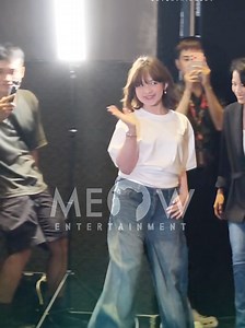Nina thả dáng slay chào khán giả Việt Nam