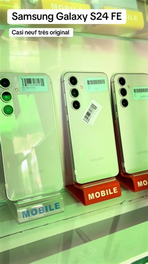 Samsung Galaxy S24 FE Le modèle FE de la série S24 de Samsung poursuit la signature de ses prédécesseurs, à savoir la reprise des caractéristiques essentielles (dont Galaxy AI) avec quelques concessions pour en faire un modèle au tarif plus abordable que la gamme S de base. Il est équipé d'une dalle AMOLED 120 Hz de 6,7 pouces et est animé par un SoC maison (Exynos 2400e), couplé à 8 Go de RAM et jusqu'à 256 Go de stockage. Au dos se trouvent trois capteurs photos : un grand-angle (avec stabilis