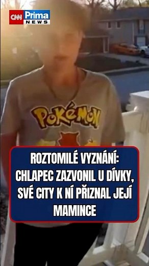 Kamera u dveří zachytila chlapce, který přišel navštívit dívku, která se mu líbí.
