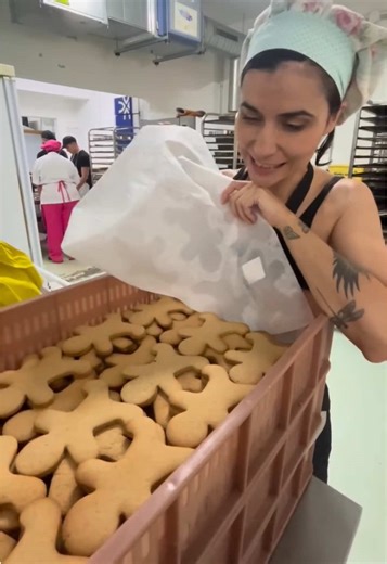 Estas Navidades lo hemos dado todo en FREEHEART💖 Días intensos en nuestro obrador, preparando cada elaboración con mimo para que tu mesa tuviera lo mejor de la repostería artesanal ✨ Gracias por confiar en nosotras y elegir nuestros muñecos de jengibre, troncos de Navidad, polvorones, turrones… 💖😋 👑 Hoy es el último día para encargar tu Roscón de Reyes. No te quedes sin el tuyo. 📍 La Princesa de FreeHeart Plaza de la Concepción 1, San Cristóbal de La Laguna – Tenerife #diadereyes #pasteleri