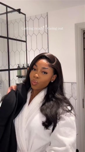 Lí on Instagram: "Getting ready > Going out ✨ Broke a sweat trying to get the dress on but it’s giving snatched 🥰 Products used @naturium glow getter body oil @kyliecosmetics cosmic fragrance @yslbeauty Loveshine lip gloss @urbandecayuki all nighter setting spray with vitamin c #grwm #finishingtouches #gdwm"