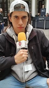 Los Rapanui son el pueblo indígena originario de Rapa Nui, conocida como la Isla de Pascua, ubicada en Chile. Son descendientes de navegantes polinesios que llegaron a la isla hace más de 1,000 años. Su cultura es famosa por los moáis, enormes estatuas de piedra que representan a sus ancestros. A lo largo de su historia, los Rapanui han enfrentado desafíos como la deforestación, el contacto con europeos en el siglo XVIII y la anexión de la isla por Chile en 1888. Hoy, luchan por la preservación 