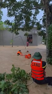 939K views · 26K reactions | Nghẹt thở: Chiến sĩ lao mình giữa dòng lũ dữ, cứu 4 người dân mắc kẹt  | Zing | Facebook