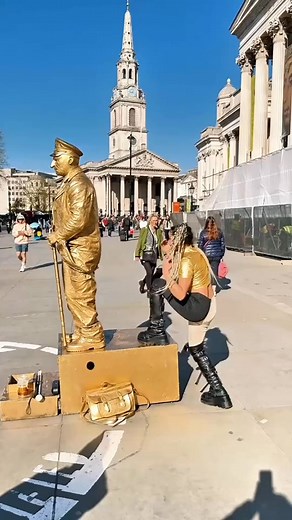 能坐在空气上的雕像（@silvermanstatueofficial） | 趣事与奇闻