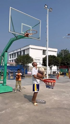In Zhejiang on Instagram: "A new way to install a basketball net! 🏀🛠️ Who knew it could be this creative? #DIYHoops #BasketballHack #netgenium"