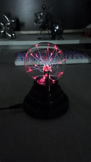 This plasma ball reacts to your touch with electric streams! USB powered for my desk or batteries for parties. The ultimate vibe changer. 🤯 #CoolTech #RoomDecor #ScienceToy #GiftIdea #AmbientLight