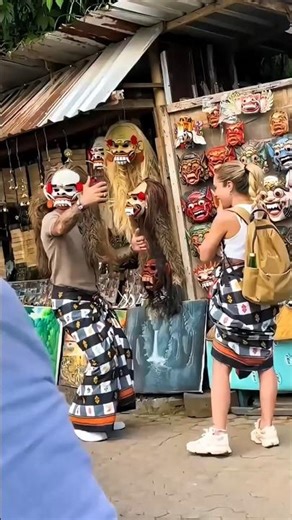 AKSI LUCU BULE COBA TOPENG CELULUK BALI! WARGA SAMPAI NGAKAK #reaksibule #bule #bali