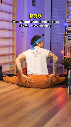 The Secret to a Flat Pancake! Once you understand how to move your hips in a pancake, everything becomes much easier. If you fold forward while staying in posterior pelvic tilt, your glutes stay on the floor, your hips are blocked, and going deeper is almost impossible. The key is switching into anterior pelvic tilt. When this happens, your glutes lift off the floor, you sit on your hip bones, and suddenly your trunk can move forward and down with much more freedom. This hip position is what act