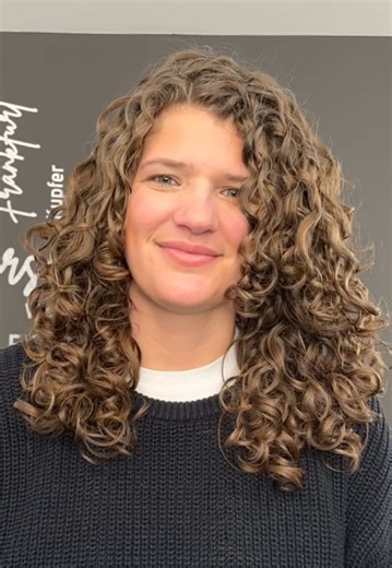 🌟 **Styling-Tipps für dich!** 🌟 Bist du bereit, deine Locken einfacher als je zuvor zu stylen? ✨ In unserem neuesten Video zeigen wir dir jeden Schritt, um eine atemberaubende Lockenfrisur zu kreieren! 💁‍♀️💖 💫 **Was du erwarten kannst:** - Unsere Experten teilen geheime Tricks, um die perfekten, definierten Locken zu zaubern, die den ganzen Tag halten! - Tipps zu den besten Produkten für deine Lockenpflege. 🚀 **Lass uns gemeinsam starten!** Mach mit und entdecke, wie du dein Hairstyling ga