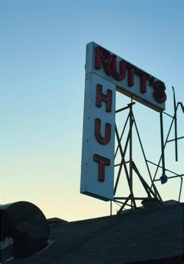 The ICONIC Rutts Hut 🌭 this is a NJ STAPLE 📍 nothing fancy just good basics that are worth the trip 👌🏼 #fyp #foodtiktok #eating #bottomsup #newjersey