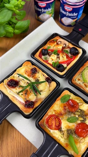 Raclette mal anders? Hier kommen 6 Pfännchen-Ideen für dein Festessen 🧀🔥 Von herzhaft bis süß – so wird Raclette zum Highlight! 🥄 Pfännchen 1 Flammkuchenteig, Dr. Oetker Crème fraîche Gartenkräuter, Avocado, Lachs, Salz, Pfeffer 🍅 Pfännchen 2 Pizzateig, Crème fraîche, Pesto, Kirschtomaten, Mini-Mozzarella, Pinienkerne, Salz, Pfeffer, Basilikum 🧀 Pfännchen 3 Pizzateig, Crème fraîche, Camembert, Preiselbeeren, Rosmarin, Salz, Pfeffer 🥓 Pfännchen 4 Flammkuchenteig, Crème fraîche, geriebener K