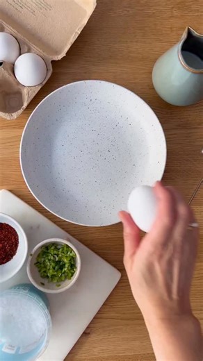 😮‍💨Noen dager trenger man bare én ting: rask mat som smaker helt vanvittig godt.🔥 Denne eggsandwichen er akkurat det – 🥚🥚enkel å lage, full av smak og overraskende mettende. Perfekt både til lunsj og en lett middag når hverdagen går litt fort. I denne sandwichen brukte vi: • 2 skiver brød • 2 egg • 1 vårløk (det grønne, finhakket) • 1 god klype salt • 1 klype chiliflakes • 2 ss melk • 1 skive skinke • Noen skiver Vesterhavsost eller hvitost Denne sandwichen ble helt fantastisk god – og så m