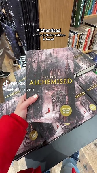 Thoughts?? I like the sprayed edges but also feel a little underwhelmed and like we should have gotten this from the beginning in the US 😭 My favorite edition is the UK Paperback! #alchemised #barnesandnoble #specialedition #sprayedeges #darkfantasy