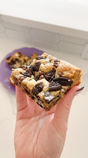 Kim Klock on Instagram: "cookies & cream cookie bars 😍✨ they’re so delicious and ready in 30 minutes 👏🏻 these cookie bars are loaded with @oreo cookies, @hersheys cookies ‘n’ creme bars, white chocolate chips, and mini semisweet chocolate chips 😮‍💨 so dreamy, right?! bake a batch and thank me later 🥰 📌 get the full recipe on my blog (link in bio) https://itsbrunchoklock.com/thick-chewy-cookies-and-cream-cookie-bars/"