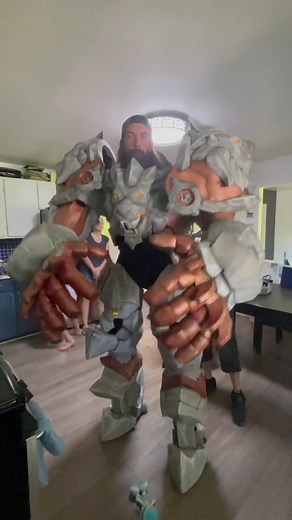 Time to gear up !!! #cosplay #cosplayer #blizzard #blizzardentertainment #comiccon #blizzcon #reinhardt #overwatch #fyp
