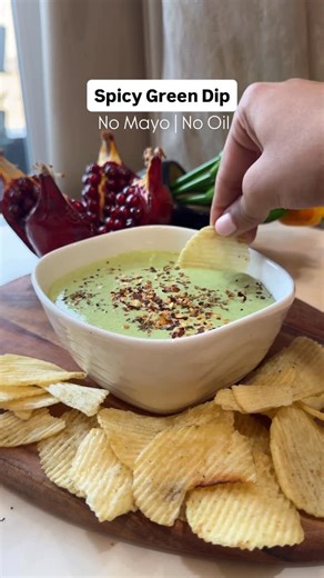 Mehaar Bakshhi | Dietician & Nutritionist on Instagram: "Spicy green dip for your next binge watch day! 😍 #healthylifestyle #instagood #nutritionist #weightloss #healthyfood #fatloss #greendip #healthymayo #mayonnaise"