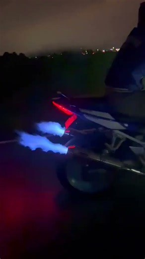 Suzuki SV1000 shooting flames #motovlog #suzuki #motorbike #flames #sv1000 #motorcycleflames