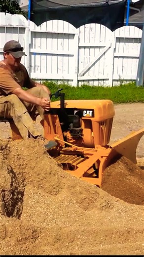 Human vs Bulldozers 🚜 D575 vs D11 vs Mini CAT