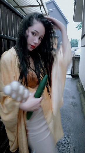 Naomi Itabashi on Instagram: "雨は私を可愛くしてくれた☔︎ squall is makes me beautiful 裁判まであと26日。 お気に入りのところで動画を止めてスクショしてください🖤 この動画センシティブ判定になって消えちゃうの辛い。どこがなんだろう？朝この動画投稿したのに消えちゃったのです。 教えてください。その部分外して再投稿するので。 みんなが書いてくれたコメントが消えて読めなくなっちゃったのが1番悲しかった。🥲"