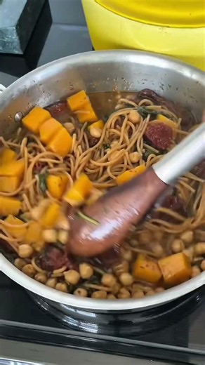 Save this perfect light One Pan Fall Pasta Recipe! Ready in 10 minutes! Healthy, Plant-Bas