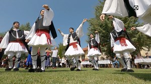🎥 Κυριακή στο Χωριό Ξανά 👉 Παλιά Καστανιά Σερβίων 📌 ΚΥΡΙΑΚΗ 05/01, στις 14:00, στην #ΕΡΤ3 👉 Κυριακή στο «μπαλκόνι» της Δυτικής Μακεδονίας. Από την Παλιά Καστανιά Σερβίων, η θέα στη Λίμνη Πολυφύτου και τα Πιέρια Όρη είναι συναρπαστική. Ο Κωστής ανιχνεύει την ιστορία του τόπου, από την θρυλική Καστροπολιτεία των Σερβίων- κάποιοι την έχουν βαφτίσει «Μυστρά της Μακεδονίας»- ως το μοναστήρι του Αγίου Αντωνίου. Κουβεντιάζει με τους κατοίκους για τις ρίζες τους, που φτάνουν ως τον Πόντο και την Καπ