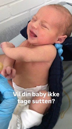 ❤️ Hvorfor vil min baby ikke tage sutten? Hvilken sut skal jeg bruge? Hvornår må jeg give sutten? Hvad gør jeg hvis min baby ikke vil tage sutten? Når baby skal sutte på en stor rund sut, skal baby kunne rulle med sin tunge for at holde et godt stærkt vacum. Det kræver en fri bevægelig kæbe, og en tunge der kan arbejde frit og rulle (det besværliggøres af et stramt tungebånd.) Hvis sutten nemt falder ud og baby ikke kan skabe vacum, men hellere vil have en flad kan det være et tegn på låsninger