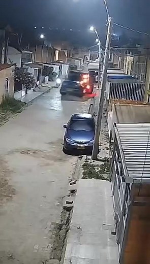 43K views · 273 reactions | #EnVideo | Cámaras de seguridad captaron a dos personas dejando una volqueta con explosivos cerca del Batallón Bolívar, en #Tunja. El hecho se registró hacia las 5:08 a.m. en el barrio Prados de Alcalá. Tras abandonar el vehículo, los sujetos huyeron en moto. El carro bomba fue detonado de manera controlada, generando daños en la base militar. | Visual Noticias | Facebook