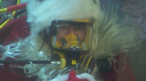 Santa Claus pays underwater visit to Seattle Aquarium