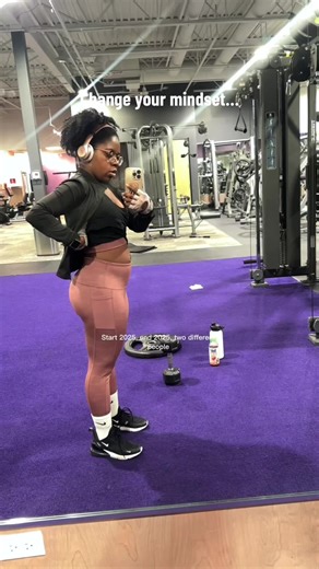 Same movement, totally different mindset. I’ve definitely fallen in and out of love with my fitness journey. Never shared this but this year was a hard one for me mentally. I battled with myself for months and even neglected my gym routine in the process…and it showed! But I’ve learned so much in these past 12 months. I’ve gained clarity in who I am and what I want, especially as it relates to my mental and physical health. Can’t wait to see what next year has for me ☺️. #start2025 #end2025 #fit