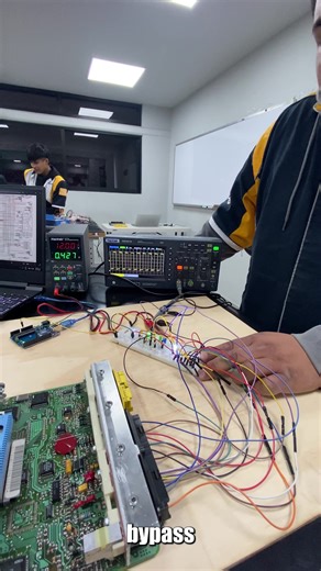 ¿Sabías que la computadora automotriz es como el "cerebro" del automóvil? Esto se debe a que gestiona funciones vitales como la inyección de combustible, el encendido, las emisiones y la temperatura, usando sensores para optimizar el rendimiento, la eficiencia y la seguridad. 🧠🚗 Nuestros alumnos de Ingeniería llevan la teoría a la práctica al presentar sus maquetas de simulación de una computadora del sistema automotriz explicando su función, propósito y aplicación en los sistemas del automóvi