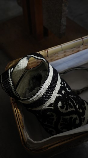 sakiko | . 私服。 柄×柄のモノトーンコーデ。 @alors_parisfr × @le_costantine_ のダブルネームバッグ、こちらのバケツタイプも受注対象です。... | Instagram