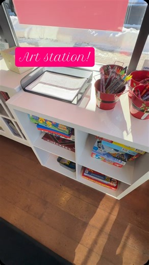 Kid friendly! Need a place for a parent coffee date that also keeps your kids entertained? Check out this list! ⬇️ 1. @jonesspecialtycoffee 📍Minnetonka /Ridgedale library The coffee shop is in the same building as the library n the second level. The library has the biggest kids interactive area! 2. @siphappenscoffeebar 📍Rogers A super quaint coffee shop right on Main Street that thought of your littles with its kiddo kitchenette! 3. @yellowbirdcoffeebar 📍NE Minneapolis A little book nook righ