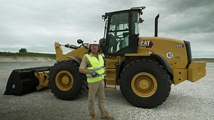 2K views · 59 reactions | Der neue Radlader 920 von Cat ist unser Neuzugang in der 10-11t Klasse und das Nachfolge modell des sehr erfolgreichen Cat 918M. Im ersten Rundgang erklärt euch Besi alles Wissenswerte zur Maschine. #Techtalk #Zeppelinbaumaschinen #Baumaschinen #Radlader #Caterpillar | Zeppelin Cat | Facebook