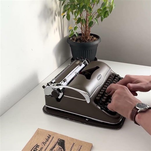 Triumph Perfect Typewriter (1950s) | Chocolate Brown Vintage | Typing Test
