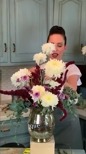 4K views · 105 reactions | Descubre cómo crear un arreglo floral que te alegre el día. Aprende a equilibrar las flores y el follaje para un look completo y armonioso, incluso si no es perfectamente simétrico. ¿Qué te parece la idea? #arreglofloral #decoraciónfloral #flores #creatividad #hogar | Ana Galena | Facebook