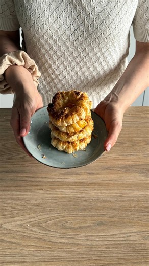 Schon mal knusprige Apfelringe im Airfryer probiert? 🍏 Laura zeigt dir, wie einfach der fruchtige Snack gelingt. In wenigen Minuten fertig und einfach himmlisch mit Zimt und Zucker. Perfekt für die ganze Familie, ob als Snack oder Dessert. 👉 Jetzt Reel anschauen und inspirieren lassen!⁠ ⁠ Wer soll für dich solche Apfelringe machen? Markier die Person in den Kommentaren!⁠ ⁠ .⁠ ⁠ .⁠ ⁠ ⁠ Avez-vous déjà goûté des rondelles de pommes croustillantes à l’Airfryer ? 🍏 Laura vous montre à quel point c