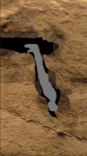 นักสำรวจติดอุโมงค์แคบในถ้ำในท่าห้อยหัวลง