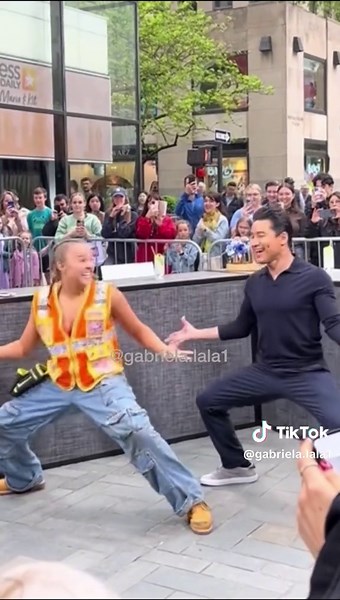 JoJo Siwa Shred Voiceover: Funny Lip Sync Stomp Dance!