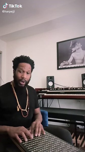 Cory Henry Performs Prototype by André 3000 on Harpejji