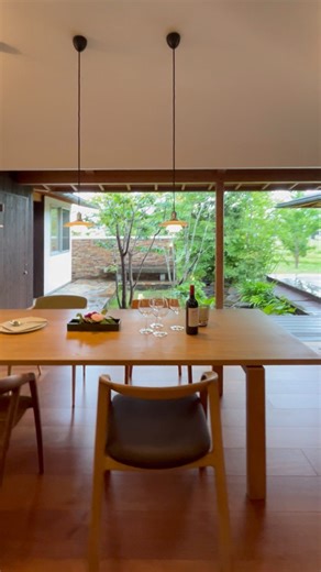 連合設計社 仙台スタジオ on Instagram: "@rengodms_sendai_ ↑他の事例はこちら 深い軒と縁側が回る家 夏は日差しを遮り 雨の日でも過ごせる外空間に #縁側 #深い軒 #板張り #石張り #連合設計社市谷建築事務所"