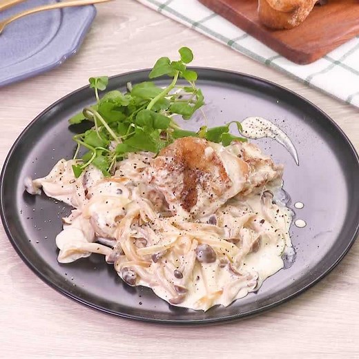 心温まる家庭の味♪ 鶏肉ときのこのフリカッセのレシピ動画・作り方 | デリッシュキッチン