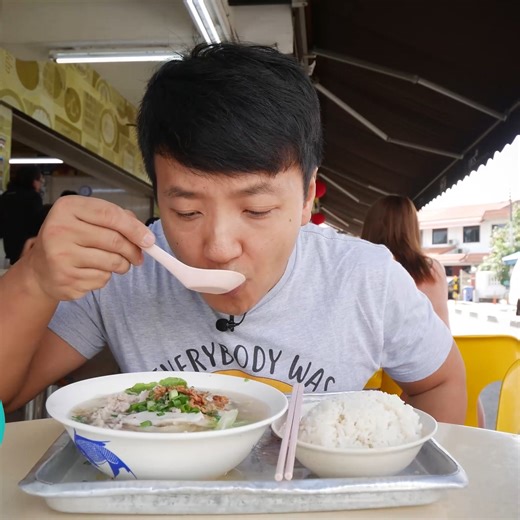 Singapore might be known for luxury, but some of its best food is found in hawker centres — and it's incredibly affordable. In this video, I highlight 5 iconic hawker stalls where you can get legendary Singaporean dishes for under $5. #SingaporeFood #HawkerStalls #CheaoEats #StreetFood | Strictly Dumpling