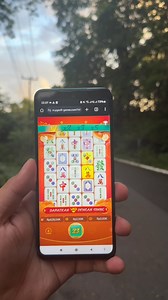 Permainan Online: Dunia Baru di Ujung Jari 🎮🌐 Permainan online bukan sekadar hiburan. Ia telah tumbuh jadi bagian penting dalam kehidupan digital masa kini—menghubungkan teman, memacu adrenalin, bahkan membuka peluang rezeki. Dari anak sekolah sampai orang dewasa, dari warung kopi sampai kamar kos—game online hadir menemani. Dari Santai Sampai Serius: Semua Ada! ⚔️🏆 Ada game santai seperti Candy Crush dan Among Us yang bikin ketawa-ketiwi. Ada juga yang bikin deg-degan seperti PUBG, Mobile Le