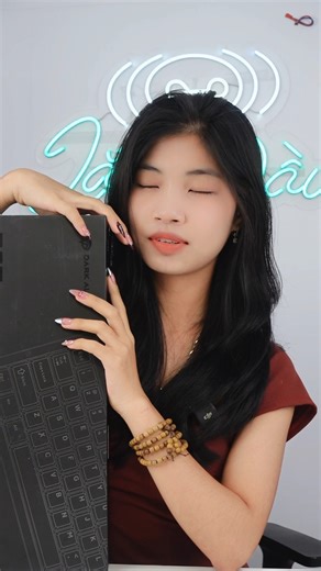 Chỗ cần cứng nó cứng, chỗ cần mềm nó mềm. Bàn phím khung nhôm nguyên khối siêu cứng giá mềm chỉ có tại Lắc Đầu ^^ | Lắc Đầu